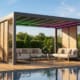 en pergola i aluminium nær bassenget