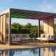 Eine Aluminiumpergola in der Nähe des Pools