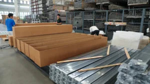 Aluminium-Pergola-Bausätze werden in China in einen Versandcontainer verladen.
